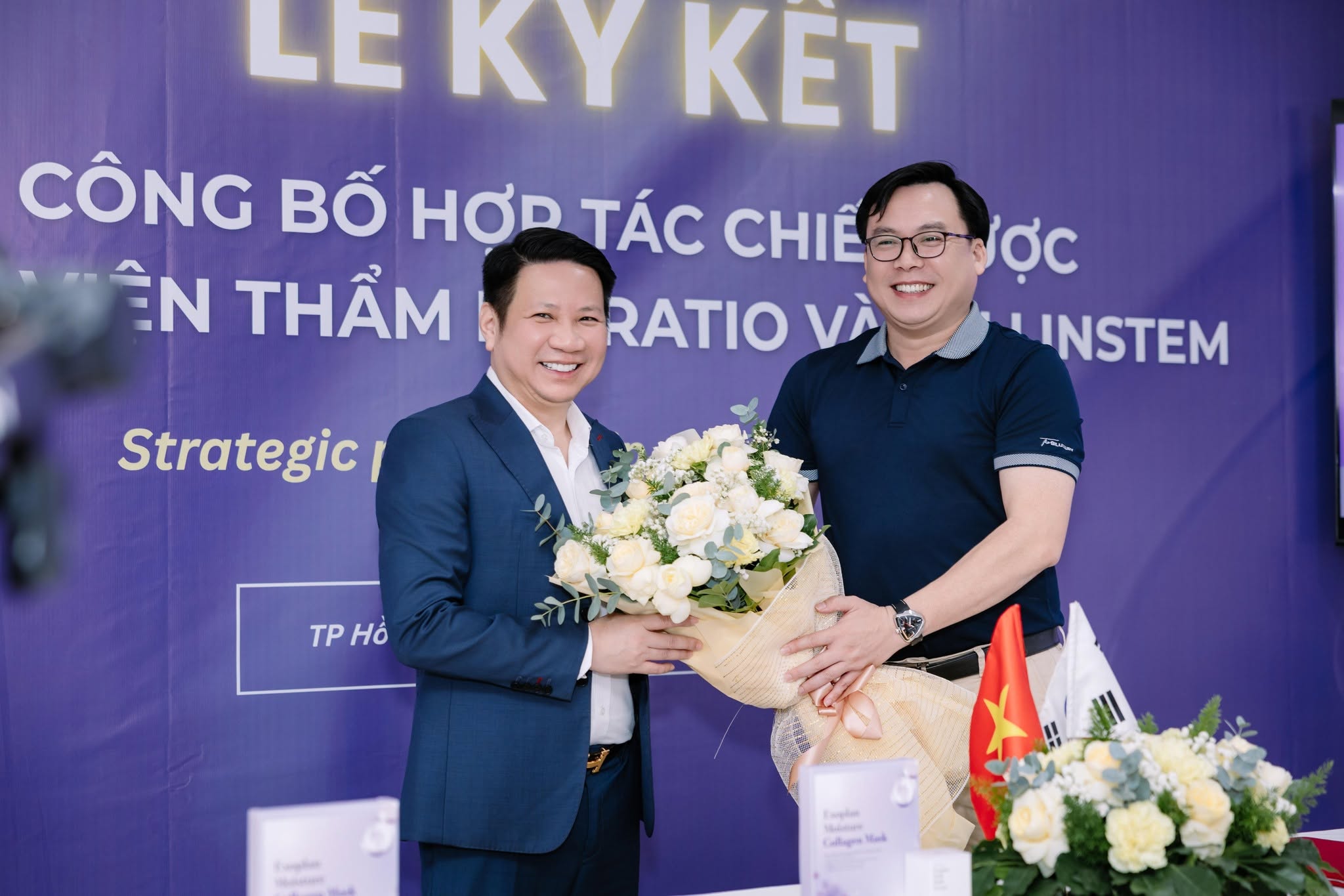 Bác sĩ Võ Thành Trung và đại diện Cellinstem trao hoa chúc mừng tại lễ ký kết